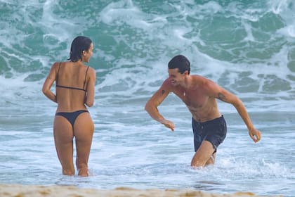 Además de los gestos románticos, la pareja tuvo una divertida tarde en el mar