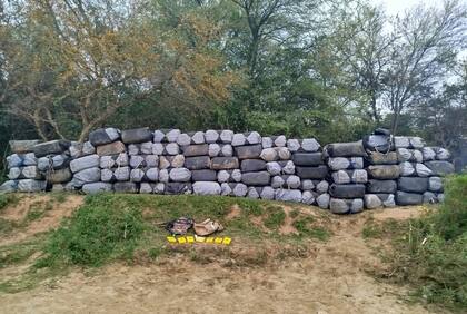 Además de los ladrillos de cocaína, también se incautaron más de tres toneladas de hojas de coca