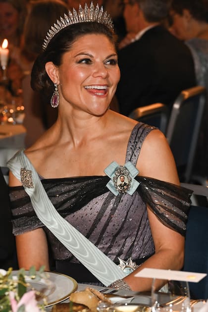 Además de los pendientes de topacios con forma de lágrima, la primogénita de Carlos Gustavo y Silvia llevó la tiara Fringe, con 47 diamantes inspirados en los rayos de sol.