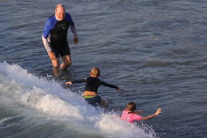 Además de los pequeños mellizos, Alberto es padre de dos jóvenes que nacieron antes de que él se casara con Charlene. Ellos son Jazmín Grace, de 32 años, y Alexandre Coste, de 21. Sin embargo, por ser hijos extramatrimoniales, no están en la línea sucesoria al trono en la que sí están Jacques en primer lugar y Gabriella en segundo.