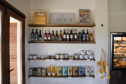 Además de los quesos, ofrecen otros productos propios como manteca, miel, dulce de leche y otros productos de amigos, como yerba, vinos, vermú, chocolates y aceites.