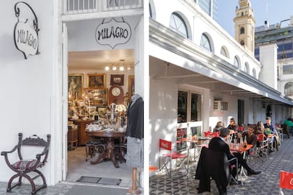 Además de los restaurantes, dos anticuarios siguen con sus puertas abiertas aquí, desde hace más de 20 años: Milagro y Della Santa Croce
