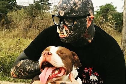 Además de los tatuajes, Orc tiene ocho piercings subcutáneos y le lengua partida en dos, a modo de un ofidio