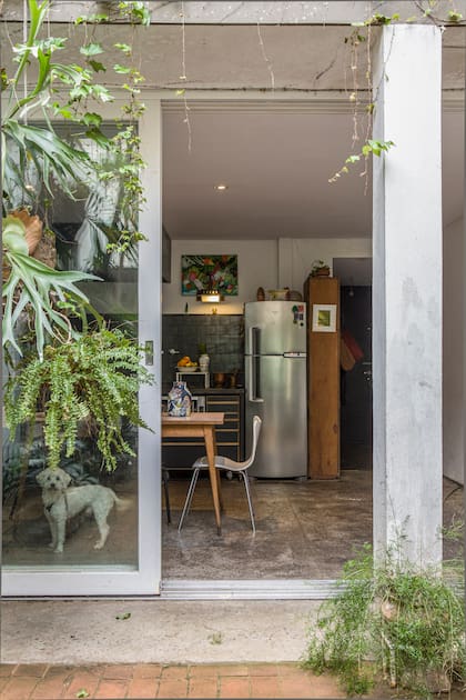 Además de luz, el patio ofrece una ventilación perfecta para la cocina y un espacio donde comer al aire libre en días de calor.