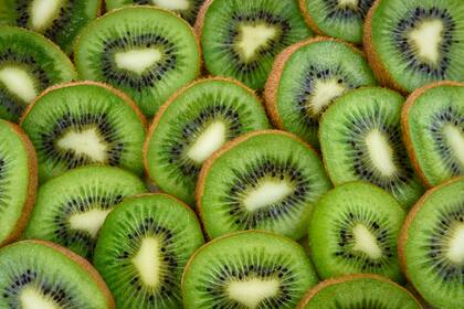 Además de magnesio, el kiwi tiene antioxidantes que ayudan a reducir la inflamación y el estrés