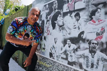 Además de Maradona, el homenaje de Enrique en su casa a otros grandes futbolistas, como el Beto Alonso, Tevez, Ronaldinho, Ortega, Francescoli, Ronaldo, Passarella, Batistuta y, claro, Messi