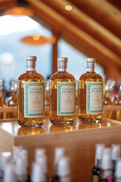 Además de maridar los platos, la sidra está a la venta en el restaurante