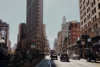 Además de mejorar la frecuencia de los autobuses, la seguridad de los peatones es la gran prioridad de las reformas / Unsplash