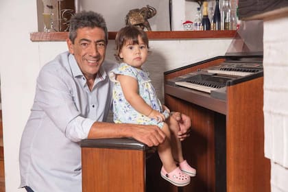 Además de mimar a Sofía, Formento continúa apostando a su carrera. Después de 37 años de dedicarse a la locución, hoy se luce en su programa radial, "Buen día, mucha radio", de lunes a viernes de 6 a 10
en FM 94.7; conduce todos los sábados el ciclo de Crónica TV, "Mañanas a lo grande" y es la voz de la Bombonera desde hace seis meses.