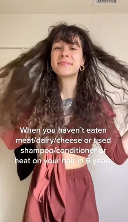Además de no utilizar shampoo y acondicionador hace seis años, la mujer también lleva una dieta vegana