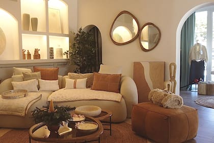 Además de objetos, ofrece un servicio de decoración orientado a mostrarles a sus clientes cómo potenciar el valor de su propiedad junto con tres arquitectas y su papá, encargado de los planos a la distancia.