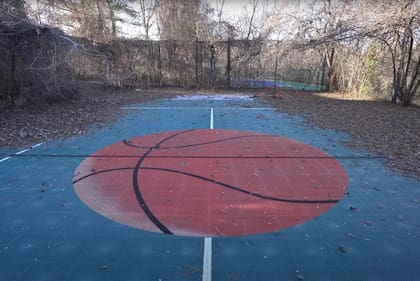 Además de parque, la mansión tiene un complejo deportivo