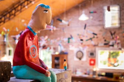 Además de pintar, Felipe es escultor y artista plástico.