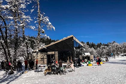 Además de pistas para todos los niveles de los amantes de la nieve, Lago Hermoso Ski & Resort ofrece espacios gastronómicos únicos