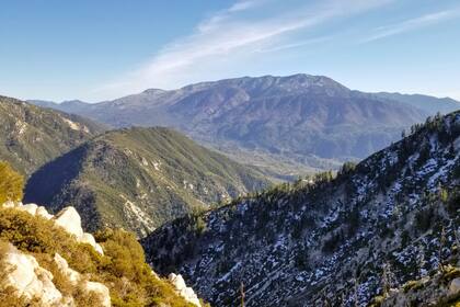 Además de playas y surf, el sur de California ofrece cadenas montañosas de más de 3.000 metros de altura, ideales para el montañismo y para esquiar.