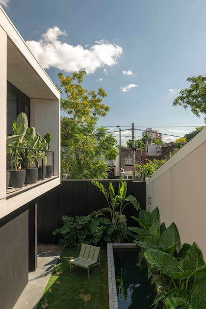 Además de poder disfrutar del agua, el borde de la pileta se usa como banco.