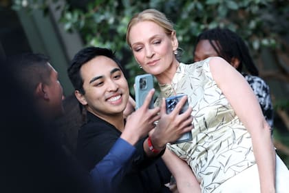Además de posar para las cámaras en solitario y junto a sus compañeros de elenco, Thurman también se acercó a los fans que se encontraban en el teatro Tudum de Los Ángeles y accedió a fotografiarse con algunos de ellos
