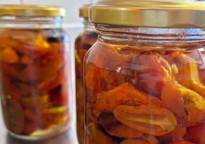 Además de producir, los alumnos elaboran salsas, dulces y conservas, sumando valor a lo que cultivan