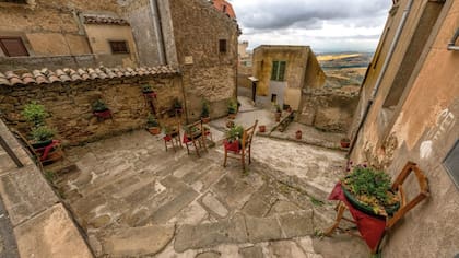 Además de rematar las viviendas, el gobierno ofrece asistencia a quienes puedan restaurarlas