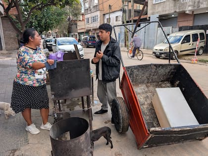 Además de repartir comida, Natanael crea vínculos con sus vecinos