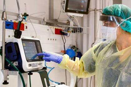 Los virus respiratorios como la gripe son más estables con un tiempo frío y seco, por lo que se transmiten sobre todo en invierno; sin embargo, los expertos aún no saben si la primavera en el hemisferio norte reducirá el número de contagios