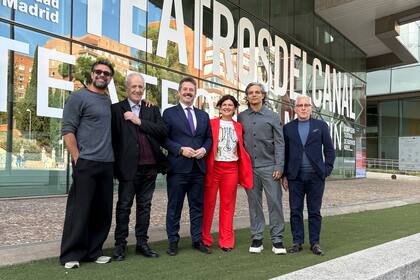 Además de Ricardo III, también debutarán en los Teatros del Canal otras
producciones argentinas del Complejo Teatral: en la Sala Verde subirá a
escena del 3 al 12 de octubre Sansón de las islas, de Gonzalo Demaría
con dirección de Emiliano Dionisi y un elenco encabezado por Luciano
Castro