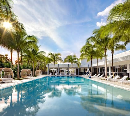 Además de sala de yoga y gimnasio equipado, el hotel de Fort Lauderdale cuenta con una piscina exterior climatizada