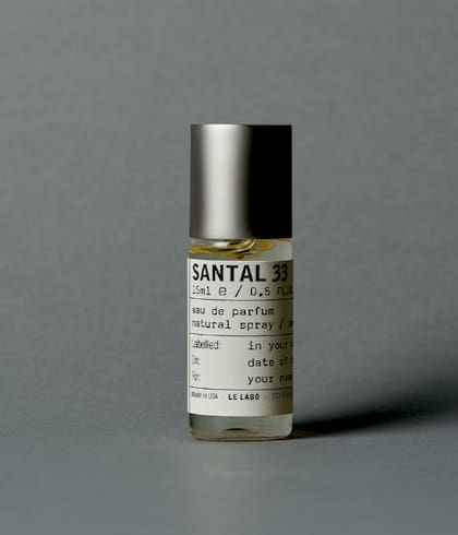 Además de sándalo, Santal 33 combina una mezcla de cardamomo con notas de iris y violeta