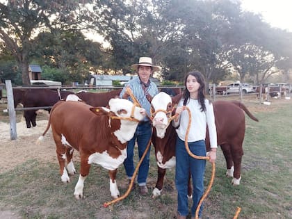 “Además de ser mi gran compañera, es mi gran pequeña asesora. La hija superó al padre. Estas exposiciones son una gran escuela y me gusta que disfrutemos y aprendamos juntos. Ella es la que me lleva a la rastra”, destaca Martín