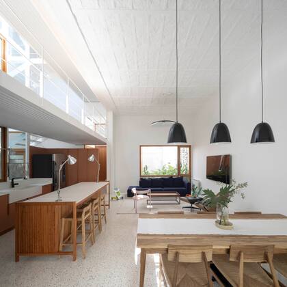 Además de ser un guiño histórico, el piso de terrazo (Quadri) resulta funcional al tránsito entre patios, que a veces se da con los pies sucios o mojados.