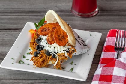 Además de ser un rincón para los latinos, Rica Arepa busca acercar la comida venezolana a los estadounidenses