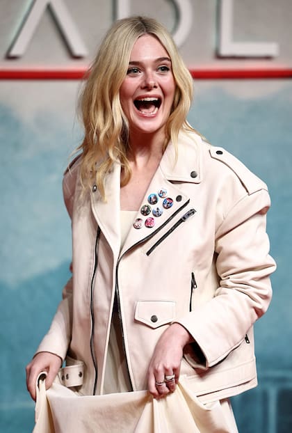 Además de sorprender con su elección estilística, la actriz se mostró a pura risa en la alfombra roja