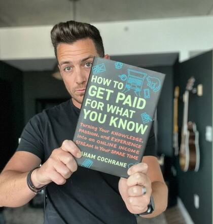 Además de su contenido en línea, Cochrane escribió un libro best seller