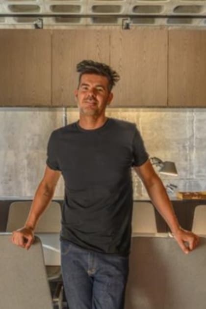 Además de su estudio de arquitectura, Santiago Bertotti dirige la firma Interiores B.AP junto a Agustina Allende Posse