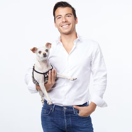 Además de su interés por el cine y la televisión, Manolo tiene una línea de productos para perro Canini, inspirados en su perrita Baguette
