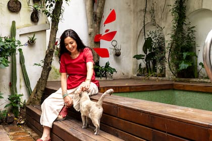 Además de su pasión por el arte, Ana tiene un gran amor por las plantas, la cocina y los gatos.