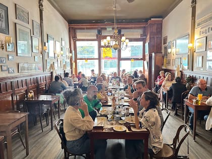 Además de su rica historia, el café Brasilero hoy ofrece un menú contemporáneo con postres destacados como la tarta de manzanas con almendras glaseadas y la lemon pie.