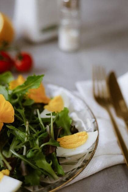 Además de su sabor fresco y picante, la rúcula aporta antioxidantes, vitamina K y calcio a la dieta diaria