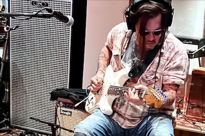 Además de sus compromisos laborales, Depp pudo despuntar el vicio de la música con su guitarra