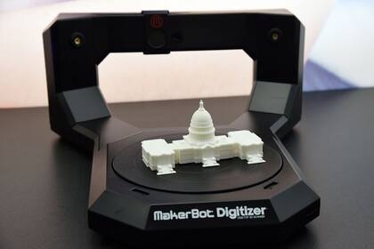 Además de sus equipos e insumos plásticos, MakerBot también ofrecerá el Digitizer, un dispositivo que permite digitalizar y replicar objetos en impresoras 3D
