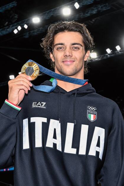 Además de sus logros deportivos y su belleza, Thomas Ceccon se hizo famoso porque se lo vio durmiendo en una plaza, disconforme con las condiciones de la Villa Olímpica.