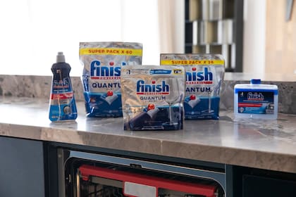 Además de tabletas, Finish ofrece productos que complementan el lavado, como abrillantador o limpiamáquinas.