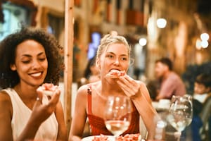 Además de tener en cuenta el horario de la cena, se deben tomar decisiones saludables (Foto de carácter ilustrativo: PEXELS)