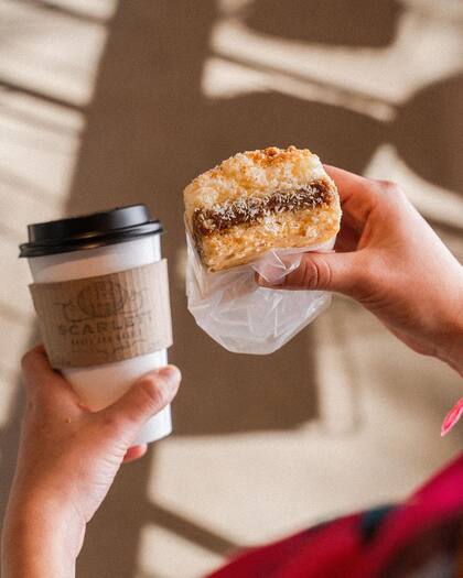 Además de tortas legendarias, en Scarlett ofrecen pequeñas delicias dulces para llevar con un café.