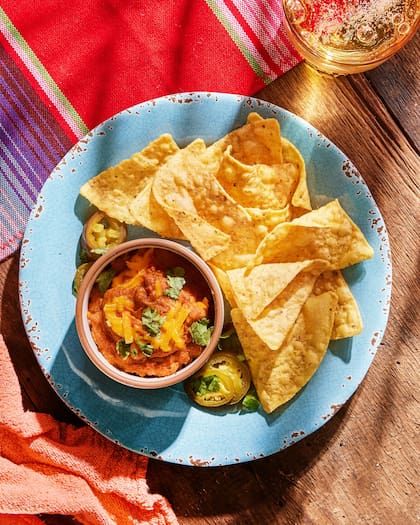 Además de tortillas de harina de almendras, Siete Family Foods ofrece una gran variedad de snacks saludables