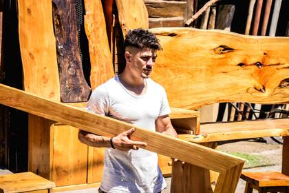 Además de trabajar en la carpintería, entrena tres veces a la semana y juega al fútbol