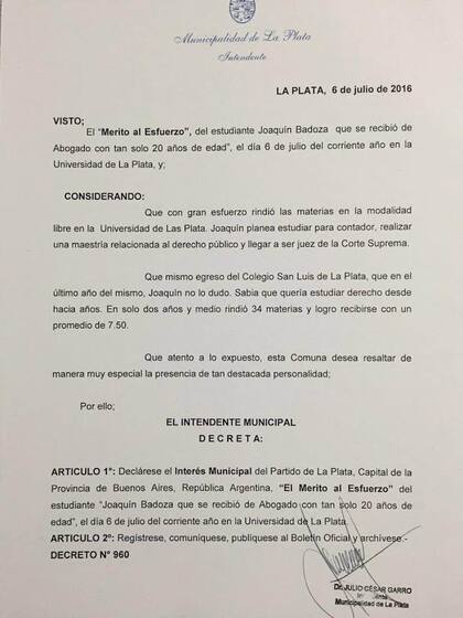 Además de trabajo, desde la municipalidad premiaron a Joaquin con un diploma del mérito al esfuerzo