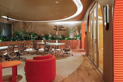 Además de un sector de trabajo compartido hay espacios privados para reuniones o videollamadas