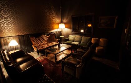 Además de una ambientación retro, Luz Mala te ofrece cocktails como Caipera, con vodka de pera, syrup de cardamomo, syrup de vainilla, pera y lima