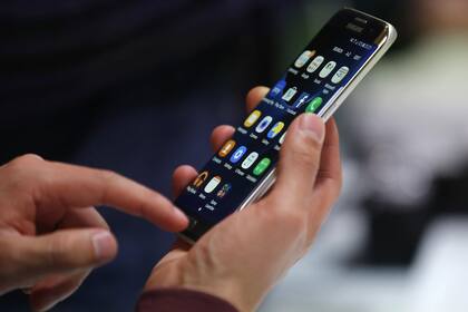 Además de usar una huella dactilar para desbloquear el equipo, lo ideal es encriptar el contenido del smartphone, según la recomendación de los expertos